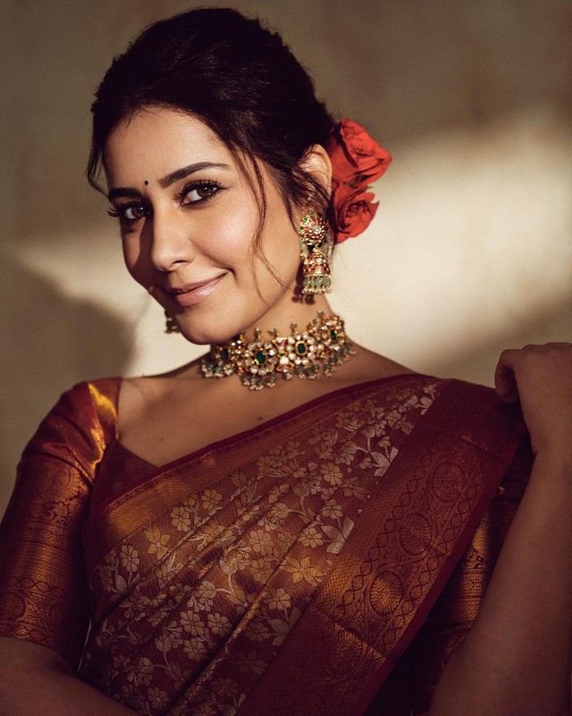 Dazzling Looks Of Raashii Khanna in Silk Saree