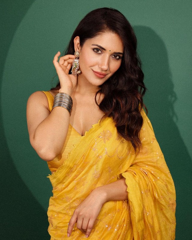 Ruhani Sharma Looking Gorgeous in Yellow Saree
