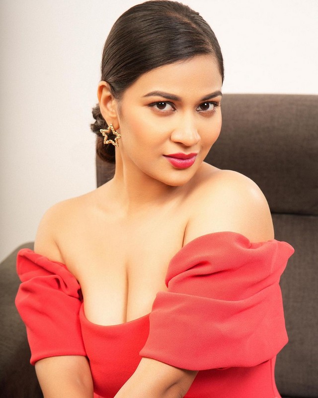 Doulath Sulthana Looking Sexy in Red Outfit