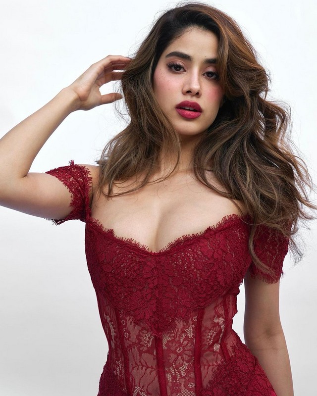 Glamorous Pics Of Janhvi Kapoor in Red Outfit