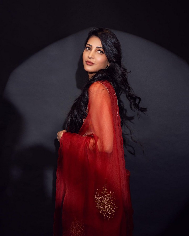 Shruti Haasan Looking Gorgeous in Red Saree