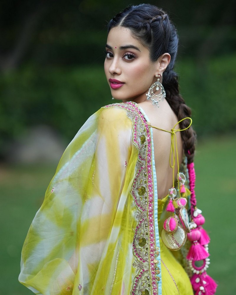 Janhvi Kapoor Looking Beautiful in Yellow Saree