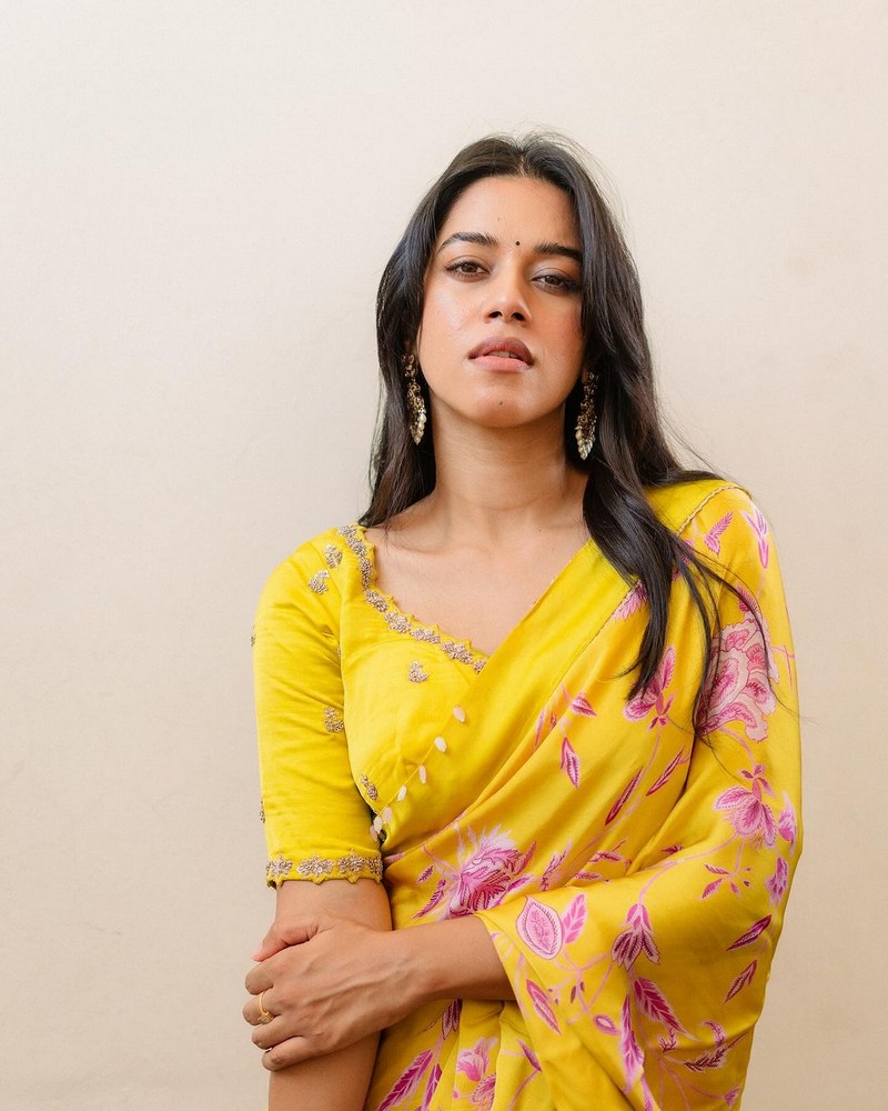 Mirnalini Ravi Looks Awesome in Yellow Saree