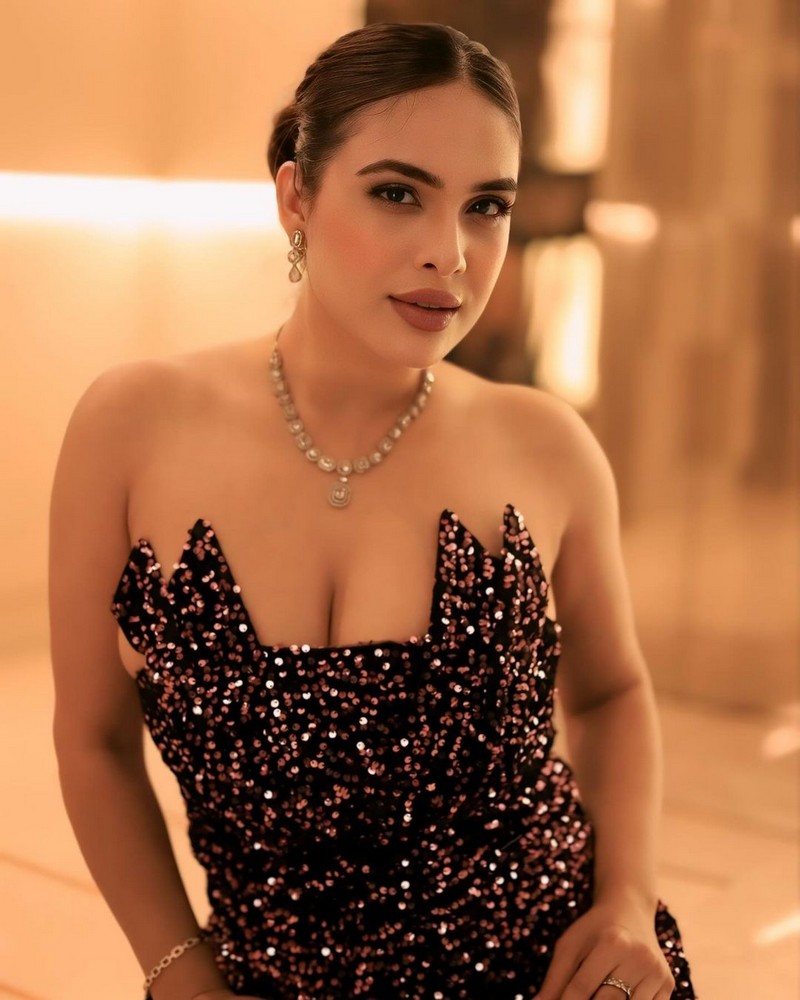 Mesmerizing Clicks Of Nehhaa Malik in Shiny Dress