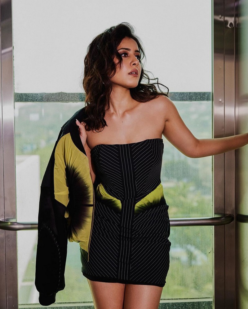 Raashii Khanna Looking Sizzeles in Black Outfit