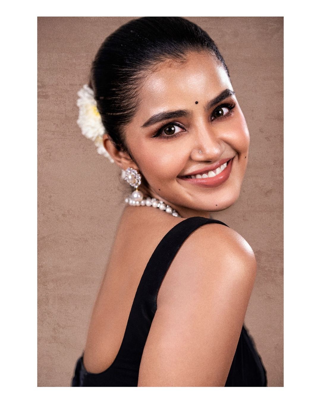 Anupama Parameswaran Looking Fabulous in Black Saree