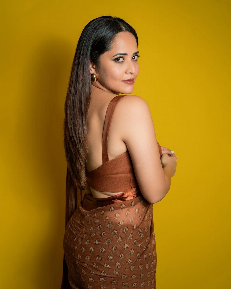 Anasuya Bharadwaj Looks Awesome in Saree