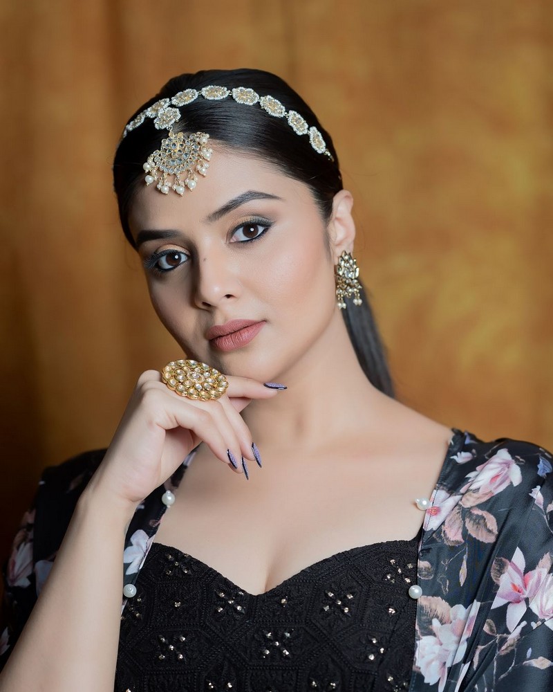 Sreemukhi Sizzling Looks in Black Floral Outfit