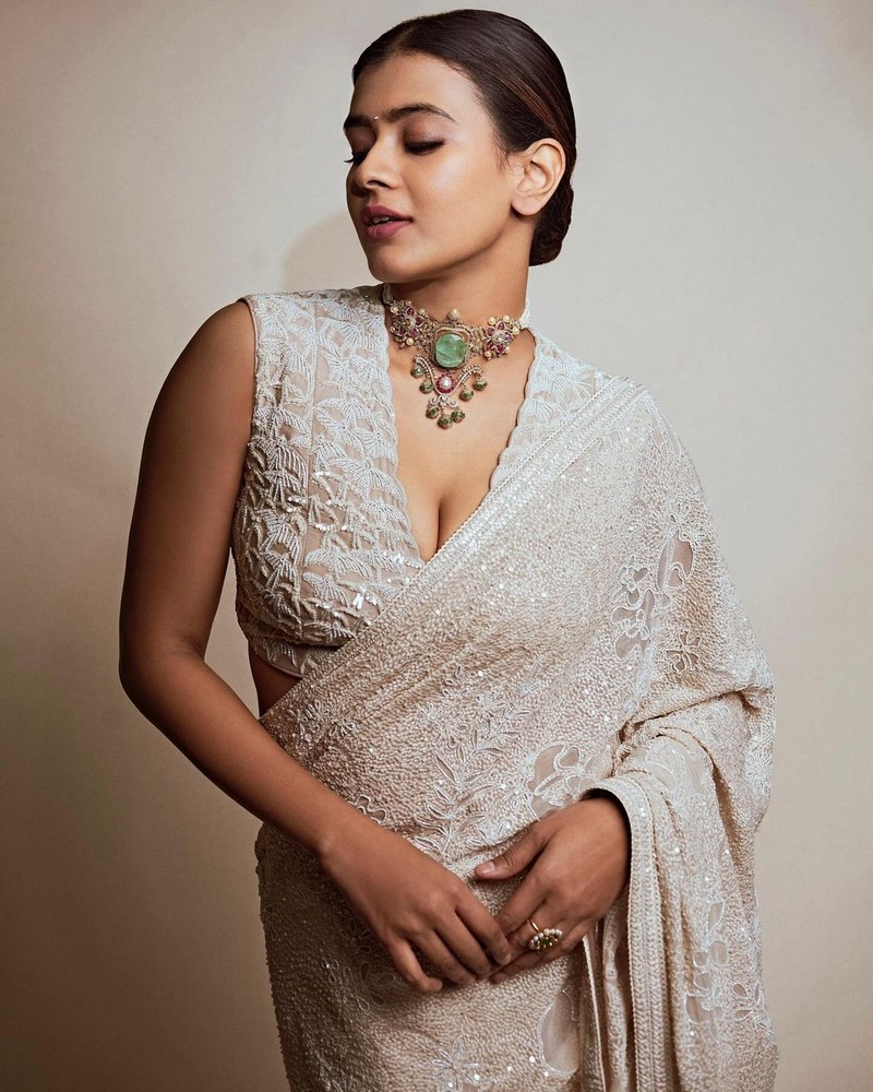 Hebah Patel Looking Gorgeous in White Saree