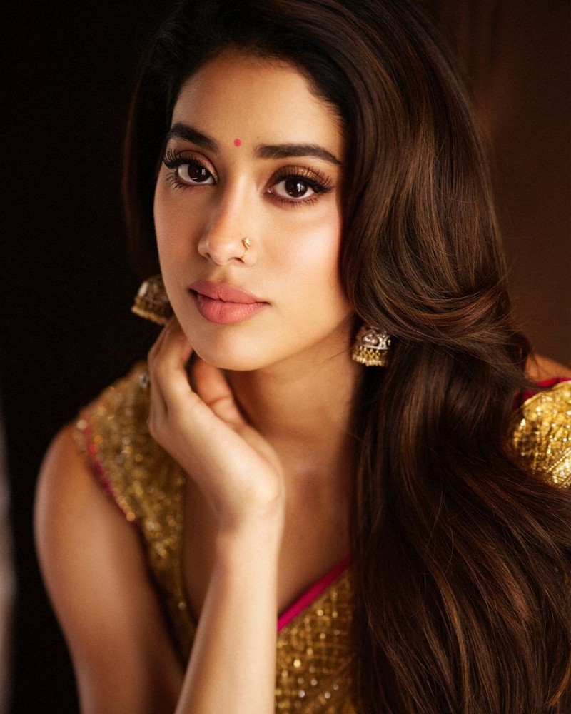 Janhvi Kapoor Sizzling Looks in Shiny Golden Saree