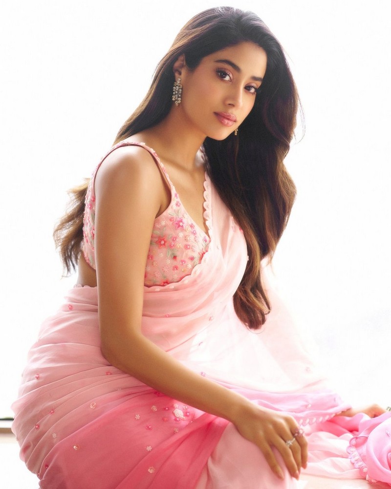 Janhvi Kapoor Looks Awesome in Pink Saree