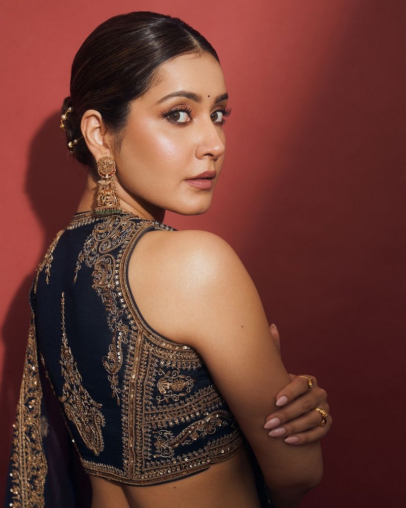 Raashii Khanna Looking Pretty in Black Saree