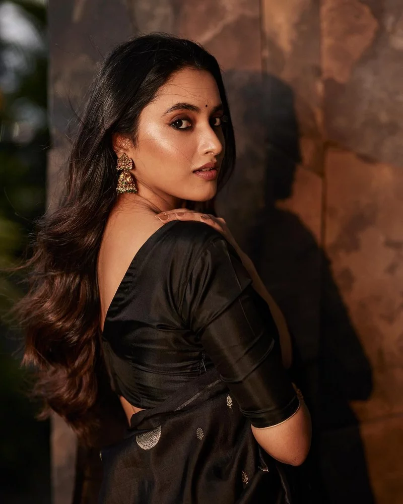 Delightful Looks Of Priyanka Mohan in Black Saree