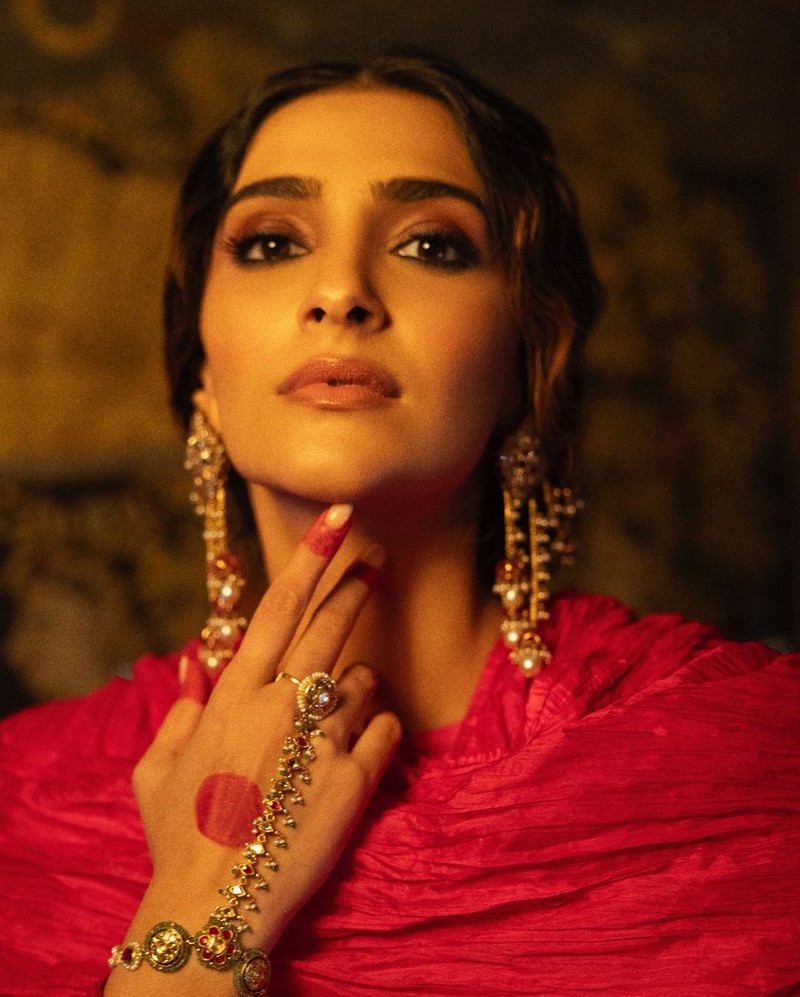 Sonam  Kapoor Stunning Looks In Pink Dress