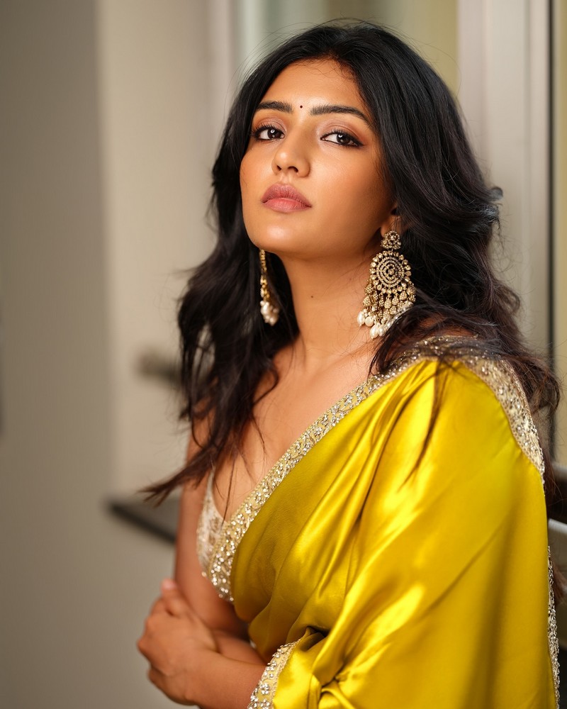 Tolly Beauty Eesha Rebba Ravishing Looks Shiny Saree