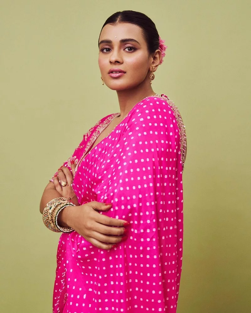 Hebah Patel Looks Stuns in Pink Saree