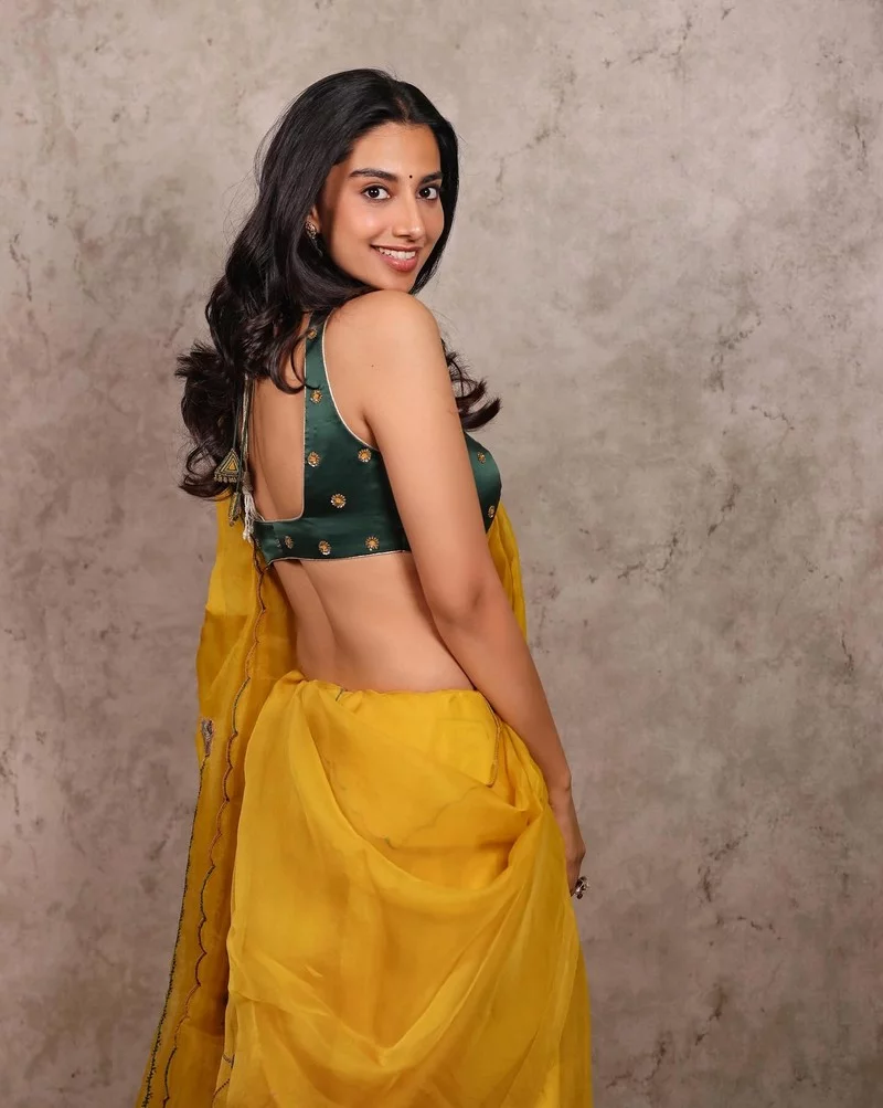 Sizzling Pics Of Meenaakshi Chaudhary in Yellow Saree