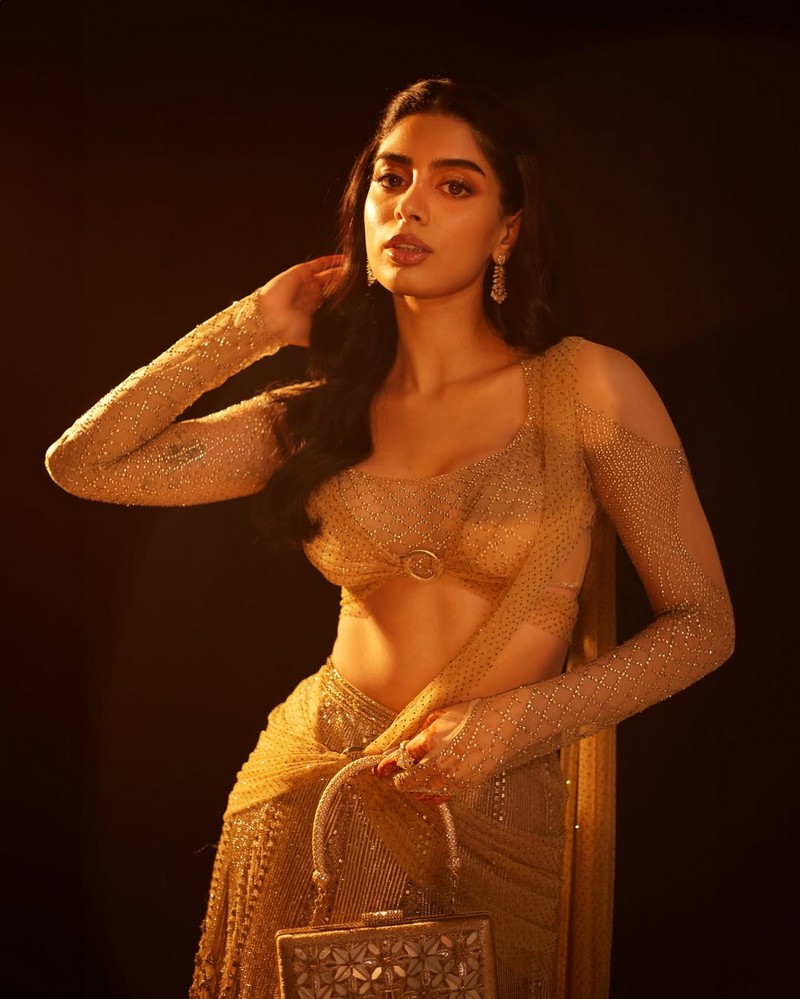 ᴋʜᴜsʜɪ ᴋᴀᴘᴏᴏʀ Trendy Stills