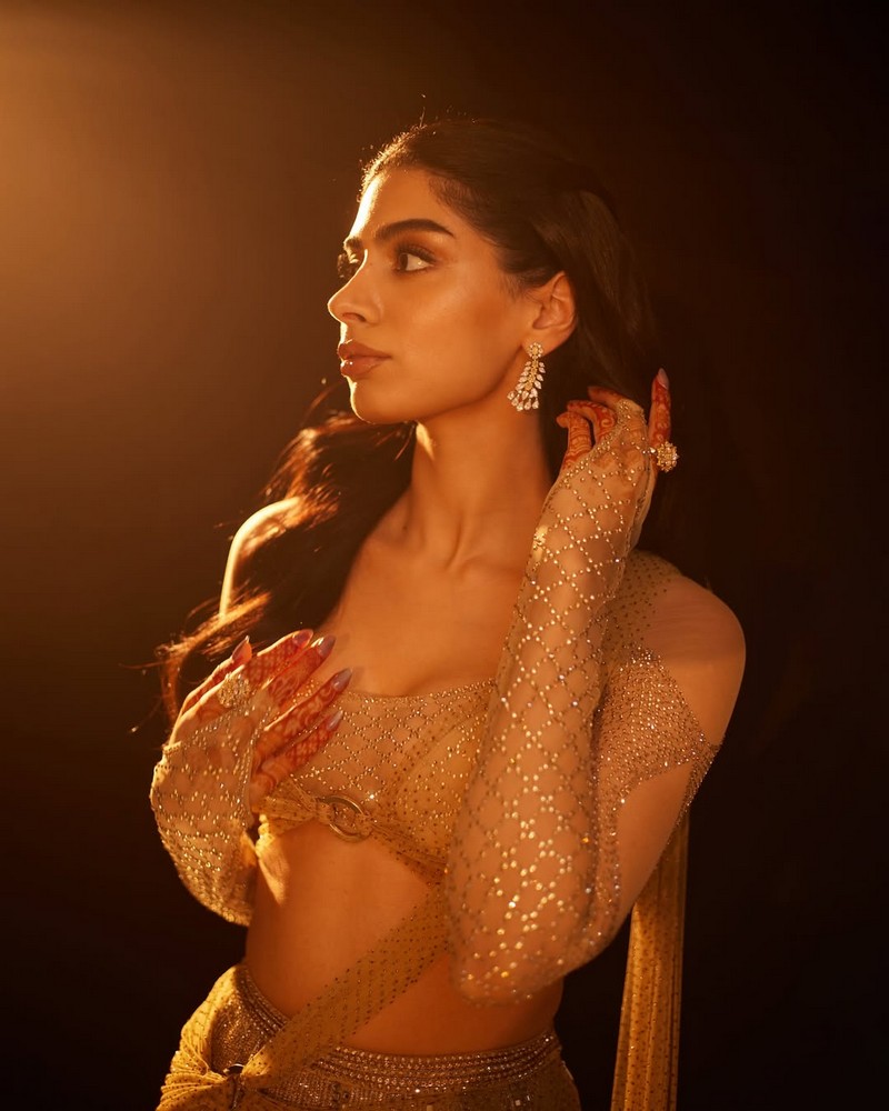 Glamorous Pics Of ᴋʜᴜsʜɪ ᴋᴀᴘᴏᴏʀ in Designer Dress