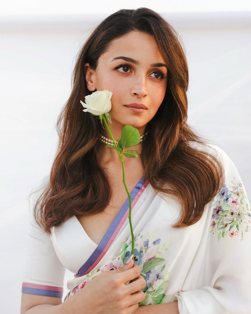 Alia Bhatt Mesmerizing Pics in Saree