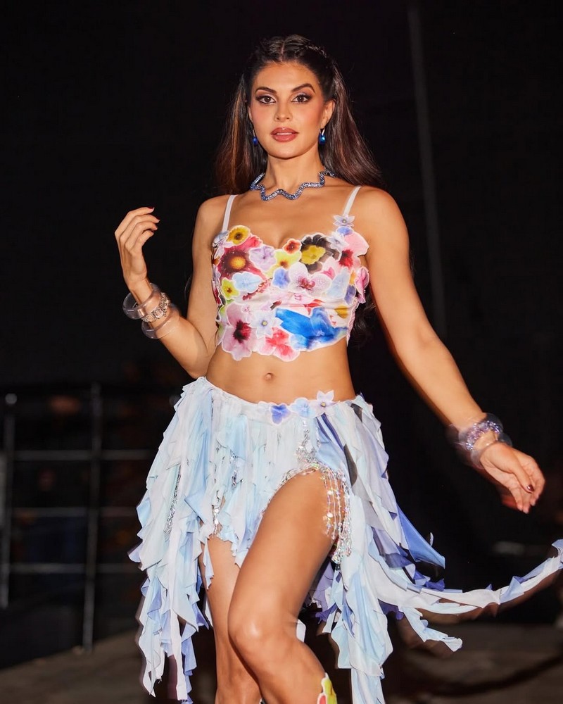 Actress Jacqueliene Fernandez Sizzling Pics