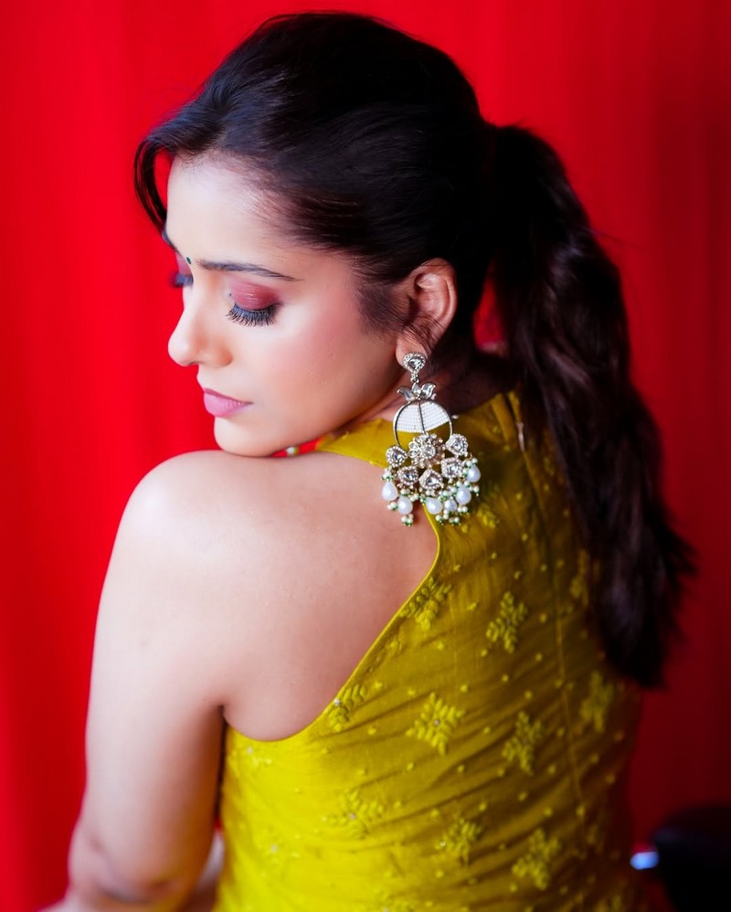Titillating Pics Of Rashmi Gautam in Yellow Dress